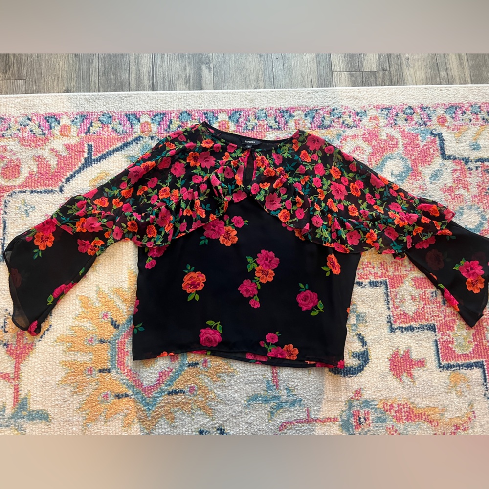 Express Floral Keyhole Ruffle Top Black Red Small - Picture 2 of 5